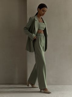 Green Suit Women, Women In Suits, Grad Outfits, Woman In Suit, Pant Suits For Women, Suits Prom, Women Suits, Green Suit, Prom Suits