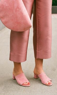 Mules are one of our favorite chic comfortable shoes of the season. These pairs are not only on trend, but very affordable. This blush pair is to die for! Mode Rose, Paris Mode, Mansur Gavriel, Pink Outfit, Inspiration Mode, Instagram Foto, Fashion Details, Pink Fashion