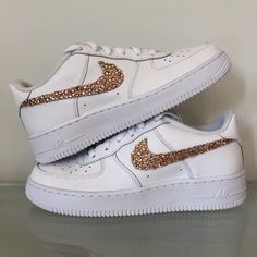 'Sparkle and Glow' Rose Gold Nike AF1 (Women's) Luxury White Custom Sneakers With Rhinestones, Luxury Bedazzled White Sneakers, Quince Shoes, Rose Gold Nikes, Helvetica Bold, Quinceanera Shoes, Sneakers Air Force, Swarovski Nike, Melissa Gorga