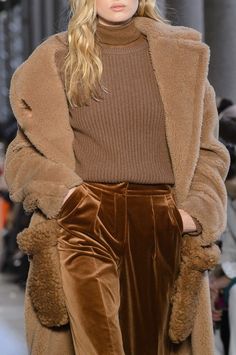 Estilo Indie, Milano Fashion Week, Skateboarder, Zuhair Murad, Fashion Week Runway, Velvet Pants, Look Vintage, Max Mara