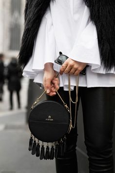 Spring Trend: Mini Bags I More on viennawedekind.com Style Kendall Jenner, Woman In Black, Fall Handbags, Lv Bags, Black Purse, Style Noir, Zac Posen, Bag Trends, Black Shoulder Bag