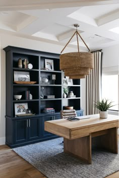 Modern & Bold Contemporary Design with Alisha Taylor Interiors Basement Classroom, Travelling Agency, Contemporary Home Office Design, Masculine Home Office, 2022 Bedroom, Den Library, Wall Decorating Ideas, Contemporary Home Office, Wall Decorating