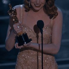 the actress is holding her oscar award for best performance in a supporting role on stage