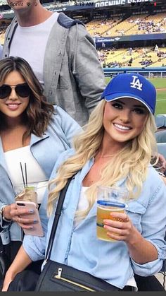 Business Casual Baseball Game Outfit, Baseball Game Makeup Looks, Dodgers Outfit Women, Sports Game Outfit, Baseball Game Outfit Women, Ball Game Outfit, Games Outfits, Baseball Outfits, Dodgers Outfit