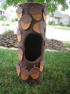 a tree stump with leaves on it in the grass