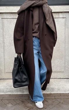 Modern Academia Fashion, Cphfw 2023, Brown Coat Outfit, Stile Blair Waldorf, Adrette Outfits, Fest Outfits, Chicago Fashion, Looks Party, Brown Coat