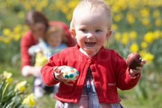 A little girl proudly shows the treasures she found on an Easter egg hunt in a field of daffodils. Baby News, Kids Zone, Easter Fun, Easter Egg Hunt, Egg Hunt, Mother And Child, Daffodils