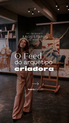 a woman standing in front of an easel with the words o feed do arqueto criadora