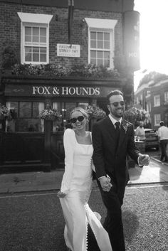 Cool London pub wedding in Belgravia. Bride and groom in black and white candid photography London Civil Wedding, City Wedding Elopement, London City Wedding Photography, London Courthouse Wedding, London Elopement Photography, London Couple Shoot, Wedding Party Bus Photos, Subway Wedding Photos, London Wedding Aesthetic