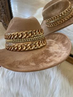 GB ORIGINAL!! The “Beth Dutton” Chain Banded Suede Hat in Taupe – Glitzy Bella Cowboy Hat Design, Western Glam, Hat Bar, Classy Hats, Cowgirl Style Outfits, Beth Dutton, Suede Hat, Cowboy Outfits, Head Wear