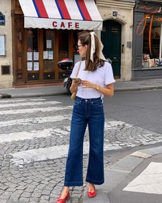 Parisian Style Workwear, Classic Style Feminine Work Outfits, French Work Style Women, Timeless Parisian Style, Summer Outfit Parisian, French Spring Outfits Parisian Chic, Spring French Style, Styling With Accessories, Classic Modern Fashion