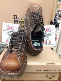 Dr Martens Shoe, Brown Leather Shoes, White Boots, A Class, Sock Shoes