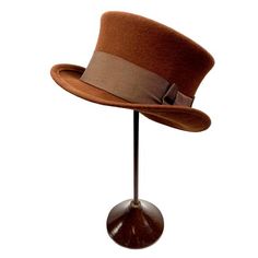 Brown top hat.You can make the hat with your favorite color by choosing it from my Wool felt color card. Made with chocolate brown wool felt short crown and embellished with a  grosgrain ribbon. Edwardian top hat ideal for everyday and special ocasions such as weddings, cocktails or parties. For man and woman.Measurements in centimeters are 32 x 27. Crown height 11. Brim length 6. These measurements may have some slight variation depending on the size of the hat.The end of the brim is reinforced Classic Brown Hat Bands For Kentucky Derby, Classic Brown Top Hat For Kentucky Derby, Fitted Brown Boater Hat For Kentucky Derby, Retro Wide Brim Felt Hat For Formal Occasions, Vintage Brown Fedora For Winter, Brown Formal Hat With Short Brim, Classic Brown Hat For Kentucky Derby, Classic Brown Top Hat For Winter, Elegant Brown Boater Hat With Flat Brim