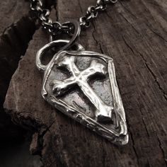 Ce collier pendentif Croix Bouclier Médiéval finement décoré est fait à la main en argent sterling 925 avec une patine artisanale pour un look antique.
Parfait pour tout féru d'histoire, il symbolise la protection, la force, la bravoure et l'honneur - idéal pour la personne qui défend ce qui est juste. Medieval Style Jewelry With Oxidized Finish As Gift, Antique Sterling Silver Necklaces With Lost Wax Casting, Medieval Style Oxidized Jewelry As Gift, Handmade Medieval Cross Jewelry, Antique Sterling Silver Necklace With Lost Wax Casting, Silver Cross Necklace With Antique Finish, Medieval Style Antique Finish Jewelry Gift, Medieval Style Pendant Necklace With Oxidized Finish, Hand Forged Silver Medieval Jewelry