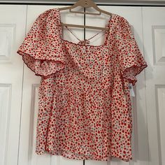 Old Navy Babydoll Top With Scalloped Detail. Brand New With Tags Cute Red Cotton Blouse, Cute Red Relaxed Fit Top, Cute Red Floral Print Tops, White Babydoll Top, Tropical Print Top, Tan Blouse, Boho Peasant Top, Ruffle Collar Blouse, Floral Peplum Top