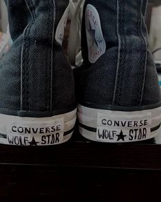 #converse #wolfstar #marauders #siriusblack #remuslupin Converse Crafts, Marauders Converse, Marauders Outfits, Wolfstar Aesthetic, Converse Ideas, Diy Converse, Werewolf Books, Converse Design, Converse Aesthetic