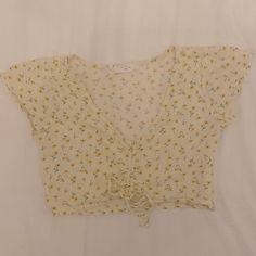 New And Never Worn Cropped Flower Top From Elodie! It Is In Excellent Condition And Cinched At The Bottom! Casual Lemon Print Tops For Spring, Casual Summer Top With Daisy Print, Casual Daisy Print Top For Summer, Cute Daisy Print Summer Tops, Casual Yellow Tops With Floral Print, Yellow Floral Print Top For Spring, Spring Yellow Floral Print Top, Summer Floral Print Top, Fitted Sunflower Print Top For Spring