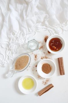 diy-cinnamon-honey-plumping-lip-scrub-365-beauty-tips Diy Cinnamon, Lip Scrub Recipe, Exfoliating Lip Scrub, Cinnamon Honey, Lip Scrub Diy, Lip Care Routine, Healthy Lips, Dry Air, Diy Scrub