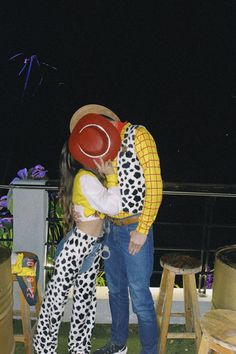 disfraz de woody y jessie Andy And Jesse Costume, Cute Jessie Costume, Woody And Wendy Costume, Jesse Toy Story Inspired Outfit, Wendy And Woody Costumes, Buzz Light Year And Jessie Costume, Sadie’s Couple Costumes, Jess And Woody Costumes, Jessy And Woody Costumes