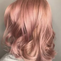 Rose Gold Hair Color Ideas, Gold Hair Color Ideas, Rose Gold Hair Color, Gold Hair Color, Gold Hair Colors, Hair Color Rose Gold, Long Bob Haircuts, Wavy Bobs, Rose Gold Hair