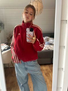 Adidas Zip Up Outfit, Red Hoodie Outfit, Sports Jacket Outfit, Adidas Jacket Outfit, Chica Cool, Jacket Outfit Women, Look Adidas, Uni Outfits