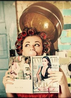 Vintage Beauty Salon Photography, Vintage Beauty Parlor, Vintage Salon Pictures, 60s Hair Salon Aesthetic, Vintage Hairdresser Aesthetic, 1950s Beauty Salon, Vintage Hair Salon Photo Shoot, Vintage Hair Salons Pictures, Hair Salon Asthetic Picture