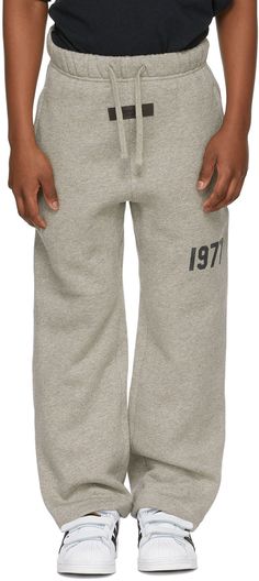 Relaxed-fit cotton-blend fleece lounge pants in heather grey. Tonal text flocked at leg. · Two-pocket styling · Rib knit gusset at dropped inseam · Drawstring at elasticized waistband · Hand wash Model measures 51 / 129.5 cm tall and wears size S. Please note that this item may not be shipped within the EU. Supplier color: Dark oatmeal Size: child's height XXS: 36-41 / 91.5-104 cm XS: 41-44.5 / 104-113 cm S: 44.5-48.5 / 113-123 cm M: 48.5-53 / 123-134.5 cm L: 53-58 / 134.5-147.5 cm XL: 58-62 / 1 Fear Of God Essentials, Fear Of God, Home Products, Lounge Pants, Kids Clothing, Heather Grey, Rib Knit, Kids Shop, Sweatpants