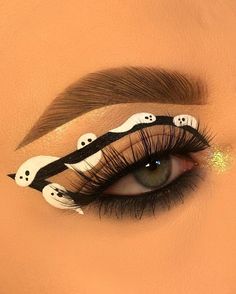 Cute Halloween Eye Makeup, Eyeliner Face Art, Make Up Halloween Aesthetic, Make Halloween Simples, Uñas Halloween Aesthetic, Ideas De Maquillaje Aesthetic, Simple Halloween Eye Makeup, Halloween Eye Looks