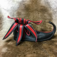 LUCIEN, medieval leather shoes from Bohemia. Jester Outfit, Ren Faire Outfits, Red Goth, Jester Costume, Clown Shoes, Dr Shoes, Send In The Clowns, Concept Clothing, Fantasias Halloween