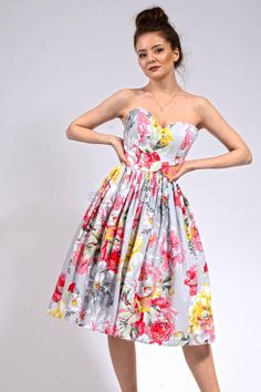 Midi dress with straps for special occasion. Stunning midi floral dress with head turning designs this season. We have a plus size tax of 25% for sizes over our standard size 48 (110 bust, 91 waist and 116 hips). We do not have patterns over 48 so we process everything by hand so the costs of managing plus size orders are almost double. Summer Dress Elegant, Midi Floral Dress, Taffeta Dress, Dress Linen, Wrap Midi Dress, Heart Dress, Floral Dress Summer, Bodycon Midi, Dress Elegant