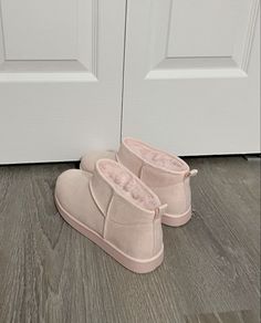 Pink uggs 🩷 #pinkuggs #uggs #pink #autumn #fall #winter #boots #shoes #trendy #style #girly #girlygirlaesthetic #fashion #cute #fashionstyle Juicy Couture Uggs, Uggs Pink, Fall Winter Boots, Pink Ugg Boots, Cute Uggs, Pink Autumn, Pink Uggs, Pretty Pink Princess, Pretty Shoes Sneakers