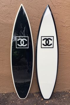 Custom surfboard with clients Chanel CC logo added free of charge. Black Surfboard, Decorative Surfboards, Decorative Surfboard, Decor Surfboard, Stile Kendall Jenner, Wood Surfboard, Surfboard Decor, Coastal Style Decorating, Wooden Surfboard