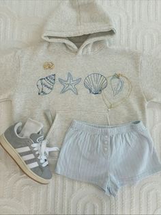 #adidas #outfits #inspofashion Beachy Core Outfits, Cute Travel Fits, Outfit Ideas Beachy, Beachy Aesthetic Clothes, Costal Outfit, Casual Preppy Outfits, Outfit Inspo Casual, Trendy Outfits For Teens, Gray Hoodie