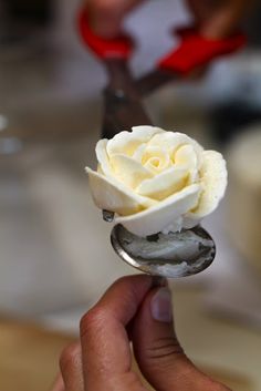 How to make buttercream frosting roses with a recipe Frosting Roses, Super Torte, Tasty Cake, Decorator Frosting, Frosting Techniques, Buttercream Roses, Icing Flowers, Frosting Tips, Creative Cake Decorating