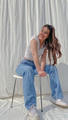 Jeans Photoshoot Ideas, Stool Photography, Timer Photos, Jeans Photography, Photographer Poses, Ootd Poses, Senior Photography Poses, Standing Poses, Studio Photoshoot