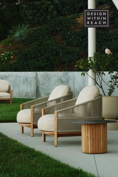 modern outdoor lounge chairs from design within reach on outdoor patio surrounded by green grass and flowers Outdoor Occasional Chair, Modern Patio Chairs, Exterior Seating, Modern Porch, Deck Supports, Modern Outdoor Living, Outdoor Lounge Chairs, Soft Chair, Outdoor Lounge Chair