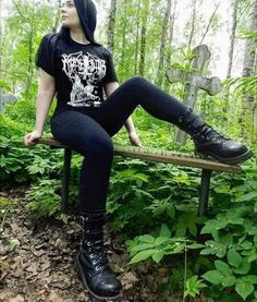 Black Metal Outfits Women, Metalhead Outfits Women, Metalhead Women, Metalhead Girl Outfits, Simple Goth Outfits, Metal Girl Outfit, Black Metal Aesthetic, Simple Goth Outfit, Hardcore Outfits