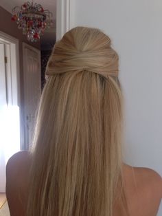 Straight Bridesmaids Hairstyles, Blonde Hair Inspo Straight, Graduation Hairstyles Straight Hair, Straight Hair Looks For Prom, Straight Hairstyles Blonde, Bride Hairstyles Straight Hair, Straight Bridesmaid Hair, Prom Straight Hair