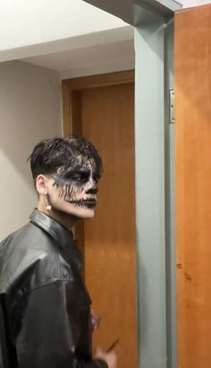 Halloween Guy Makeup, Simple Skull Makeup Men, Skeleton Makeup Male, Scare Actor Aesthetic, Male Makeup Halloween, Guy Halloween Makeup, Simple Halloween Makeup Men, Easy Halloween Makeup Men, Men’s Halloween Makeup