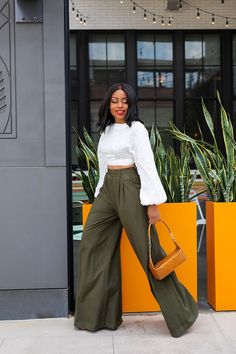 Wide Pants Outfit, Styling Wide Leg Pants, Wide Leg Outfit, Marlene Hose, Loose Pants Outfit, Legs Outfit, Wide Legged Pants, Wide Leg Pants Outfit, Style Wide Leg Pants