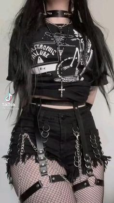 Plus Size Outfits Crop Tops, Edgy Baddie Aesthetic, Punk Alternative Fashion, Emo Outfits For Women, Emo Outfit Inspiration, Gothic Looks Outfits, Beautiful Goth Women, Emo Outfit Aesthetic, Emo Inspired Outfits