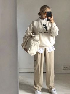 Beige Streetwear, Beige Pants Outfit, Estilo Hijab, Wide Leg Pants Outfit, Pants Outfit Fall, Cargo Pants Outfit, Beige Outfit, Sweatshirt Outfit