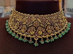 Gold Temple Jewelry Choker With Cutdana, Traditional Gold Cutdana Choker, Luxury Green Temple Jewelry Choker, Green Heavy Bollywood Choker, Bollywood Gold Jeweled Choker, Gold Jewelry Prom, Jewelry Necklace Simple