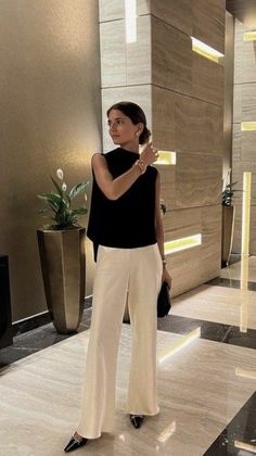 Best Outfits on How to Dress During Your Period - Etsay Ideas Old Money Aesthetic Outfit Office, Look Working Girl, Elegance Dress, Summer Office Outfits, Chique Outfit, Luxury Photography, Corporate Fashion