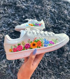 Floral Adidas Stan Smith by namirabcreations Elsas Shoes, White Shoes Painting Ideas, Painted Shoes Diy, Custom Painted Shoes, Adidas Floral, Painted Sneakers, Hand Painted Shoes