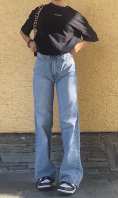 Loose Jeans Aesthetic, Glare Jeans Outfit, Light Blue High Waisted Jeans Outfit, Outfit Inspo Light Blue Jeans, Blue Loose Jeans Outfit, Staightleg Jeans Outfit, Outfit Jeans Large, Demin Jeans Outfits, Outfit Avec Jean Bleu