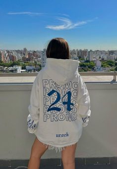 Upd Outfit, Senior Hoodies Design Ideas, Hoodies Design Ideas, Senior Year Diy, Prom Jacket, Abi Motto, Senior Jackets, Outfit Hoodie, Class Shirt