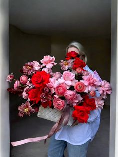 Hopelessly in Love - Flower arrangement in Bottega style basket - Maison la Fleur Cool Floral Arrangements, Dainty Flower Arrangements, Red Roses Flower Arrangement, Bottega Style, Flower Arranging Party, French Florist, Huge Bouquet, Red Flower Arrangements, Luxury Flower Arrangement