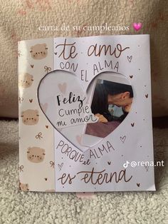 a card with a heart cut out of it and the words in spanish on it