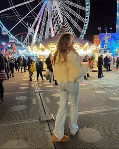 London Photoshoot Ideas Winter, Amsterdam Christmas Outfits, Winter Carnival Outfit Ideas, Daytime Date Outfit Winter Casual, Winter Fits London, Instagram Inspiration Winter, Central Park Winter Outfit, Winter Wonderland London Outfit, Winterwonderland London Outfit